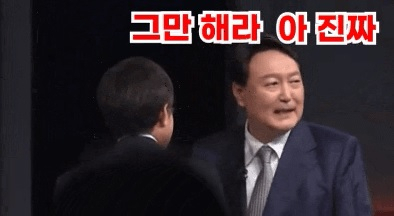 지난 15일 윤석열 전 검찰총장과 홍준표 국민의힘 의원의 맞수토론 뒤 윤 전 총장이 '선배' 홍 의원의 어깨를 치며 '그만해라'라고 말하는 듯한 영상이 확산하고 있다. 온라인 커뮤니티 갈무리