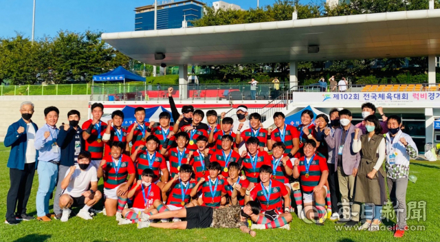 경산고 럭비부가 전국체전에서 창단 40년 만에 처음으로 단독 우승을 차지한 뒤 선수단과 경북럭비협회 관계자 등이 기쁨을 나누고 있다. 경산고 제공