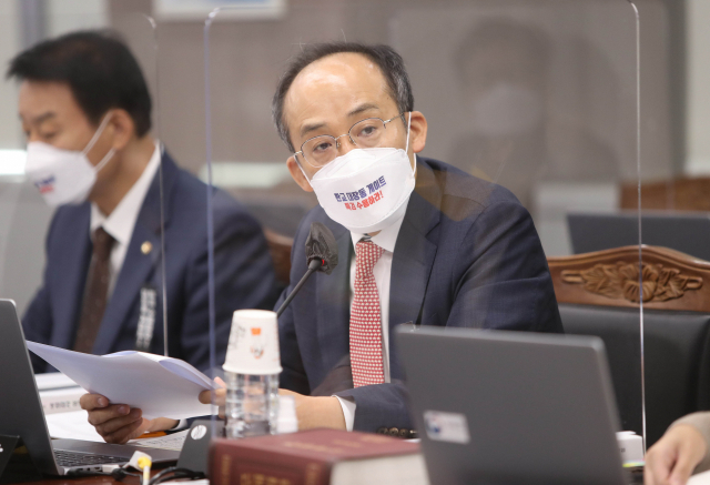 18일 오전 대구 달서구 정부대구지방합동청사에서 2021년도 국회 기획재정위원회의 대구지방국세청, 한국은행 대구경북·포항본부 국정감사가 열리고 있다. 국민의힘 추경호 의원이 질의하고 있다. 김영진 기자 kyjmaeil@imaeil.com