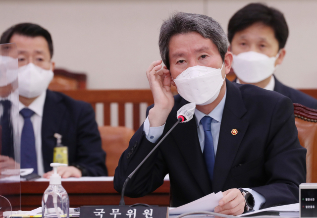 이인영 통일부 장관이 18일 국회 외교통일위원회의 통일부, 민주평화통일자문회의사무처 등에 대한 국정감사에서 의원들의 질문에 답변하고 있다. 연합뉴스