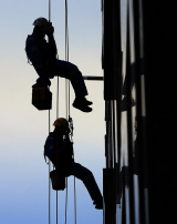 아파트 외벽 보수 작업을 마치고 지상으로 내려오는 로프공. 고공 외벽 로프작업엔 반드시 작업줄과 구명줄을 함께 사용해야 생명을 지킬 수 있다. 김태형 선임기자 thk@imaeil.com