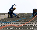 외벽작업을 하던 박 대표가 지상의 안전관리 보조인력과 몸짓으로 대화하고있다. 김태형 선임기자 thk@imaeil.com