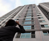 안전관리 보조인력이 1층에서 작업 상황을 지켜보고 있다. 보조인력은 옥상에서 작업준비를 돕고 옥상문을 잠근 뒤 지상에서 로프공과 통신하며 보행자 안전도 관리한다. 때문에 고공로프 작업엔 3인1조, 2인1조가 원칙이다. 김태형 선임기자 thk@imaeil.com