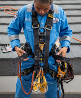 두 줄의 자일로프를 타기위해 하네스를 착용하는 박 대표. 달비계에 쓰는 밧줄(PP로프)는 하강만 가능하지만 자일로프는 상승과 굴곡진 건물 접근도 가능하다. 김태형 선임기자 thk@imaeil.com