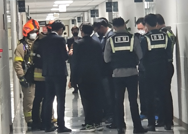 국회에 출동한 소방, 경찰 인력. 독자 제공