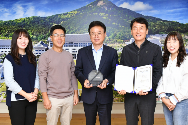 제11회 대한민국 SNS 대상 광역지자체 부문 대상을 수상한 경북도 대변인실 직원들이 이철우(가운데) 경북도지사와 기념촬영을 하고 있다. 경북도 제공
