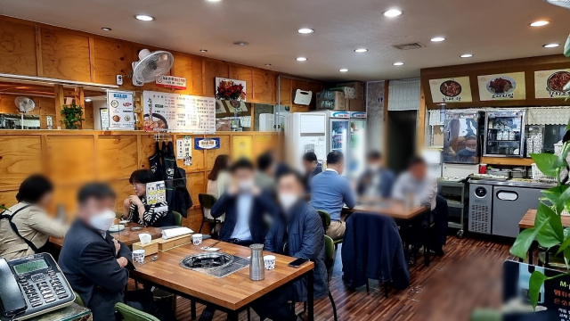 다중이용시설 인원제한 완화, 영업시간 연장 등 방역지침이 다소 완화된 사회적 거리두기 가 연장 시행된 첫날, 점심 시간을 맞아 대구 중구의 한 음식점에 손님이 몰려들었다. 임재환 기자