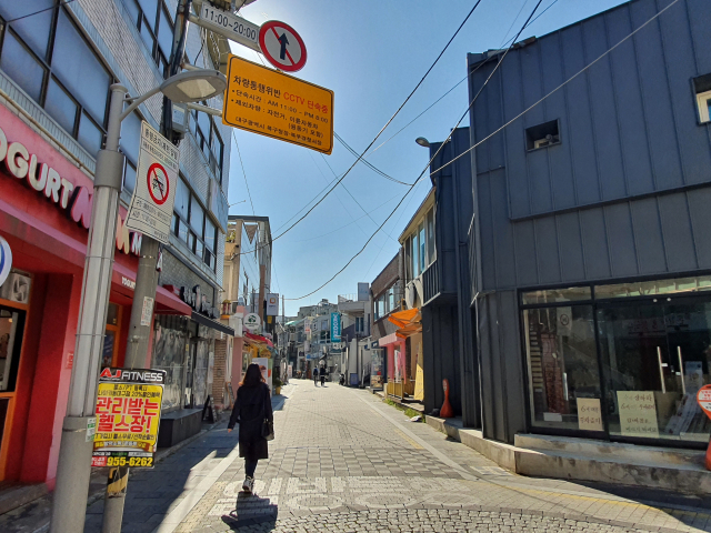 18일 오후 대구 북구 경북대 북문 건너편 보행자 전용 거리에 설치된 
