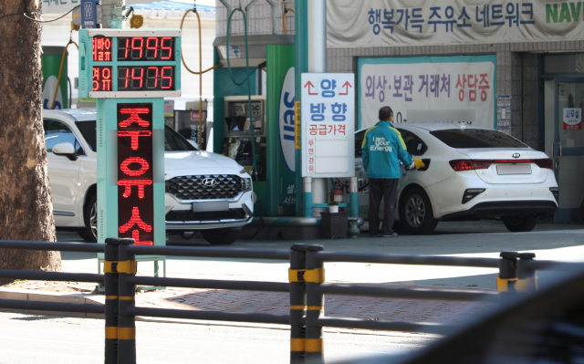 국제유가 상승세의 영향으로 전국 휘발유 가격이 4주 연속 오르고 있는 가운데 18일 대구 시내의 한 주유소에서 휘발유가 ℓ당 1천995원에 판매되고 있다. 이날 대구 평균 휘발유 가격은 ℓ당 1천708원을 기록했다. 안성완 기자 asw0727@imaeil.com