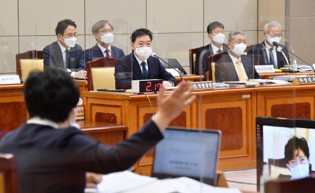 김오수 검찰총장이 18일 서울 서초동 대검찰청에서 열린 국회 법제사법위원회 대검찰청에 대한 국정감사에서 국민의힘 조수진 의원의 질의를 받고 있다. 연합뉴스