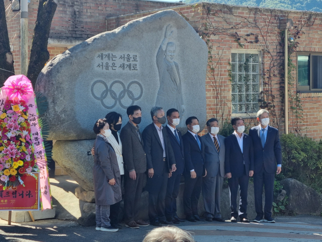 18일 대구 동구 팔공산 용진마을 노태우 전 대통령 생가 입구에 제13대 대통령인 노 전 대통령의 생가기념비 제막식이 열렸다. 건립추진위원회 제공