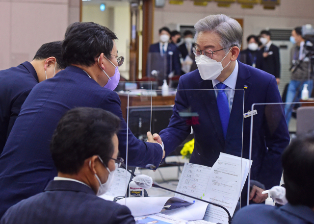 더불어민주당 대선 후보인 이재명 경기도지사가 18일 경기도 수원시 경기도청에서 열린 국회 행정안전위원회의 경기도에 대한 국정감사에서 질의가 끝난 뒤 국민의힘 의원들과 인사하고 있다. 연합뉴스