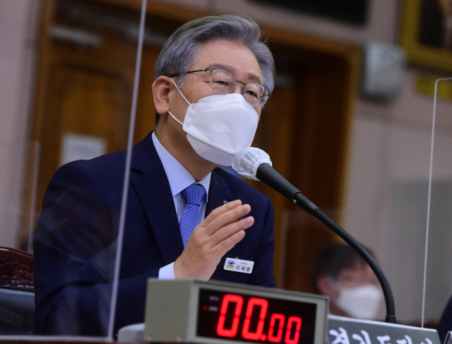 더불어민주당 대선 후보인 이재명 경기도지사가 18일 경기도 수원시 경기도청에서 열린 국회 행정안전위원회의 경기도에 대한 국정감사에서 의원 질의에 답하고 있다. 연합뉴스