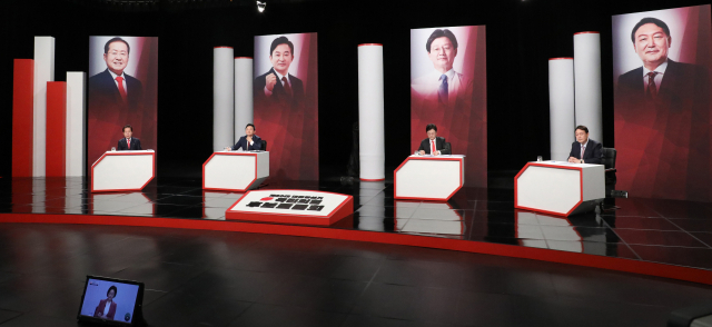 국민의힘 홍준표(왼쪽부터), 원희룡, 유승민, 윤석열 대선 경선 후보들이 18일 오후 부산MBC에서 제4차 TV 토론회를 하기 앞서 토론을 준비하고 있다. 연합뉴스