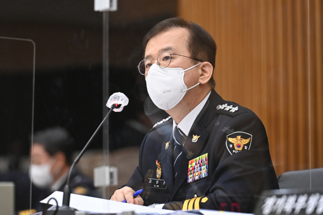 18일 경기도 수원시 경기남부경찰청에서 열린 국회 행정안전위원회의 경기남·북부경찰청에 대한 국정감사에서 김원준 경기남부경찰청장이 질의에 답변하고 있다. 연합뉴스