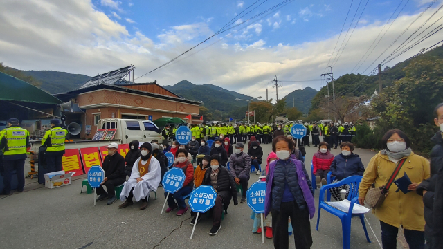 사드 반대 측이 사드 기지로 통하는 소성리 마을회관 앞 길을 막고 연좌농성을 하고 있다. 사드철회 소성리종합상황실 제공