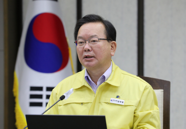 김부겸 국무총리가 19일 오전 세종시 정부세종청사에서 열린 신종 코로나바이러스 감염증(코로나19) 대응 중앙재난안전대책본부 회의에서 발언하고 있다. 연합뉴스