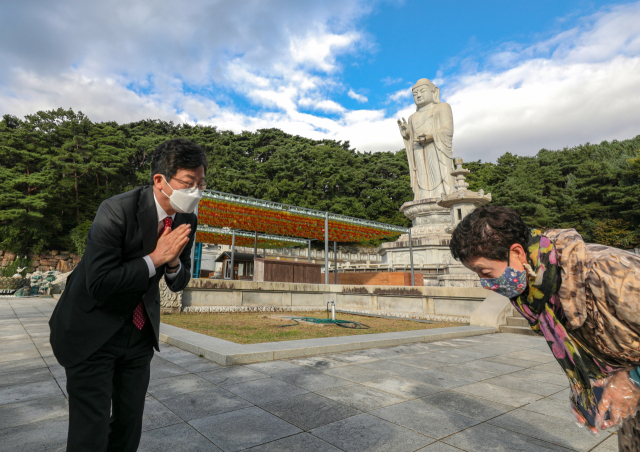 19일 오전 대구 팔공산 동화사를 찾은 국민의힘 유승민 대선경선후보가 통일약사여래대불 앞에서 지지자와 인사를 하고 있다. 안성완 기자 asw0727@imaeil.com