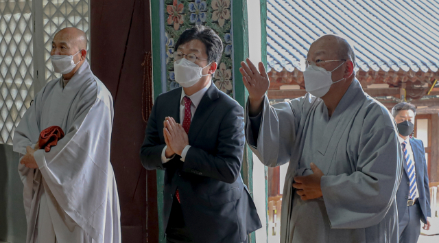 국민의힘 대권주자인 유승민 전 의원이 19일 대구 팔공산 동화사를 찾아 대웅전에서 '능종' 주지스님과 이야기를 나누고 있다. 안성완 기자 asw0727@imaeil.com