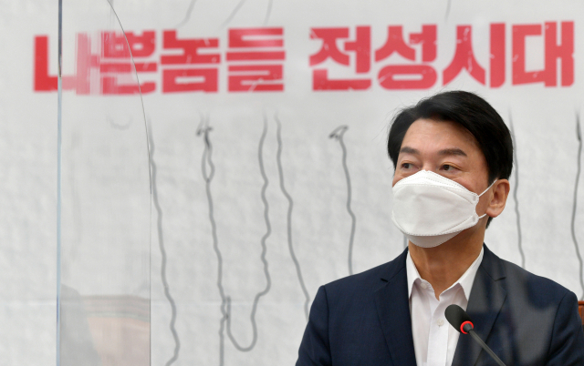 안철수 국민의당 대표가 지난달 18일 오전 서울 여의도 국회 본청에서 열린 최고위원회의에서 발언하고 있다. 연합뉴스
