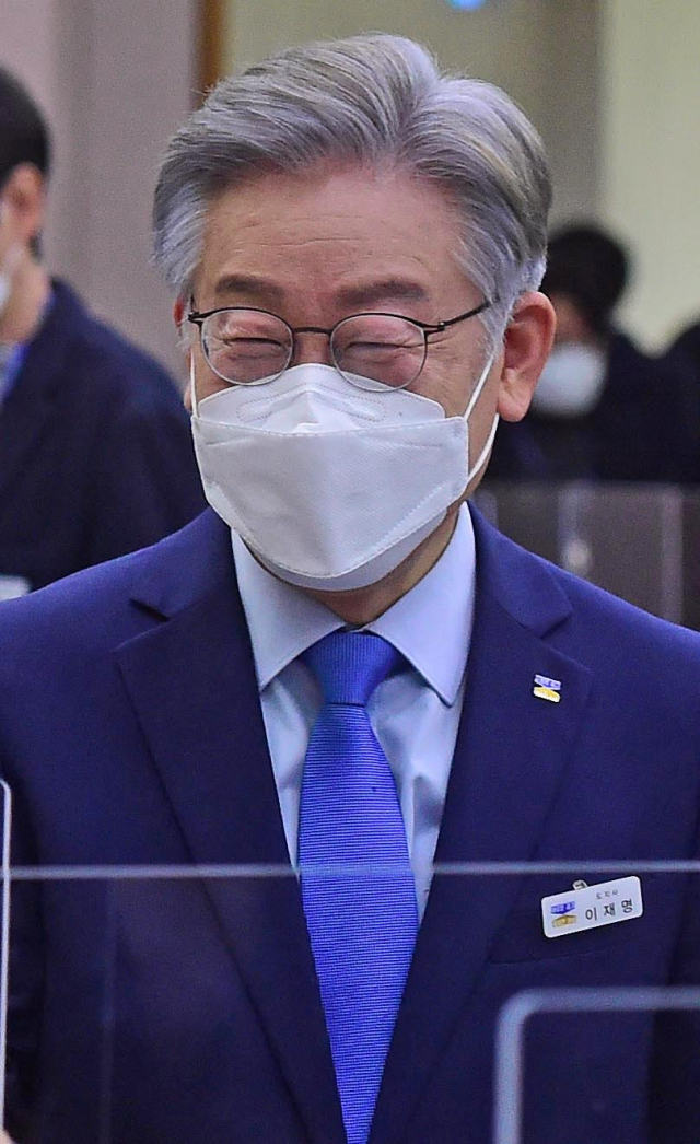 더불어민주당 대선 후보인 이재명 경기도지사가 18일 경기도 수원시 경기도청에서 열린 국회 행정안전위원회의 경기도에 대한 국정감사에서 주질의가 끝난 뒤 의원들과 인사하고 있다. 연합뉴스