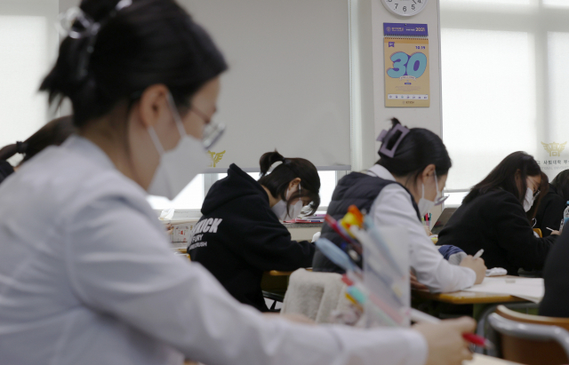2022학년도 대학수학능력시험을 앞두고 시험 준비에 열중하고 있는 대구 한 고교 3학년 교실 풍경. 매일신문 DB