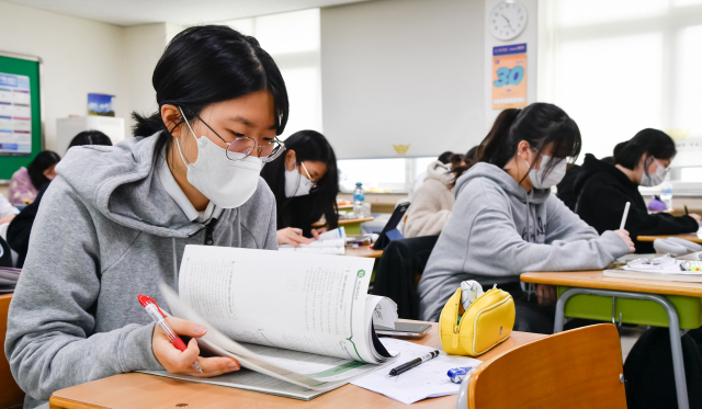 2022학년도 대학수학능력시험을 30일 앞둔 지난달 19일 대구 중구 경북대학교 사범대 부설고등학교 3학년 교실에서 수험생들이 막바지 공부에 열중하고 있다. 김영진 기자 kyjmaeil@imaeil.com