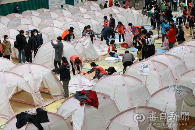 지난 2021년 10월 19일 오전 포항 북구 흥해실내체육관의 지진 피해 임시구호시설에 대한 철거 작업이 진행되고 있다. 2017년 11월 15일 규모 5.4의 포항지진이 발생한 지 4년만에 이곳에 머물러 온 이재민들은 구호소 생활을 마무리 했다. 우태욱 기자 woo@imaeil.com
