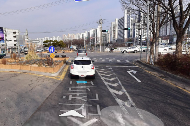 신천대로에서 청구네거리로 향하는 진출로의 모습이다. 직진 차로 1개와 우회전 차로 1개가 운영 중이다. 우회전 차로로 차량이 몰리자 우회전 전용 차로를 늘리기로 했다. 네이버 거리뷰 캡처 화면