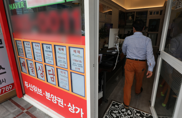 대구 수성구에서 공인중개사무소를 운영하는 공인중개사가 출근하고 있다. 매일신문DB