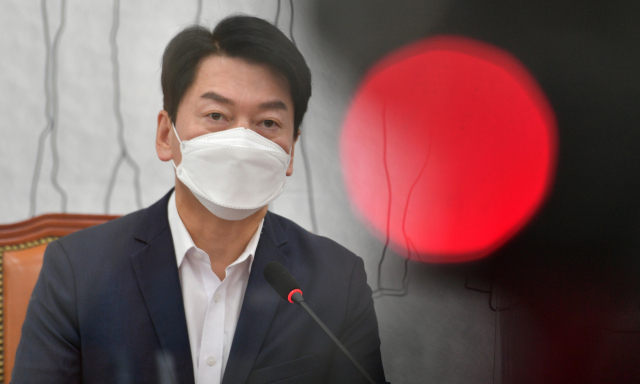 안철수 국민의당 대표가 18일 오전 서울 여의도 국회 본청에서 열린 최고위원회의에서 발언하고 있다. 연합뉴스