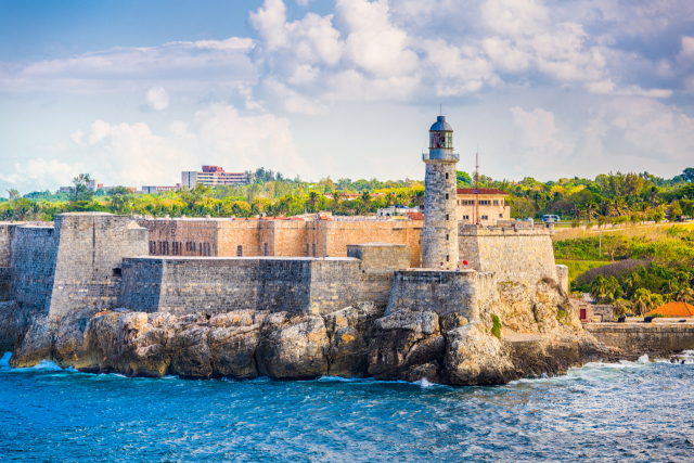 카리브해의 해적과 적 함대의 침입으로부터 아바나를 지키기 위해 세워진 모로 성은 1589년부터 1630년까지 스페인 사람들에 의해 건축되었다. 모로 성은 아바나와 말레콘이 한눈에 들어오는 최고의 전망을 자랑한다.