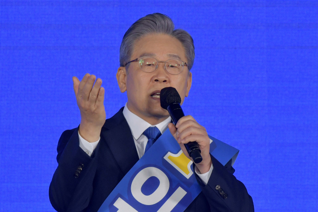 10일 오후 서울 송파구 올림픽공원 SK올림픽핸드볼경기장에서 열린 더불어민주당 제20대 대통령선거 후보자 선출을 위한 서울 합동연설회에서 이재명 대선 경선 후보가 정견발표를 하고 있다. 연합뉴스