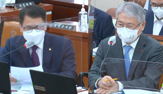 지난 15일 건강보험공단 국정감사에서 보건복지위 소속 이종성 국민의힘 국회의원(왼쪽)이 김용익 국민건강보험공단 이사장에게 질의하고 있다. 한국노인복지중앙회 제공