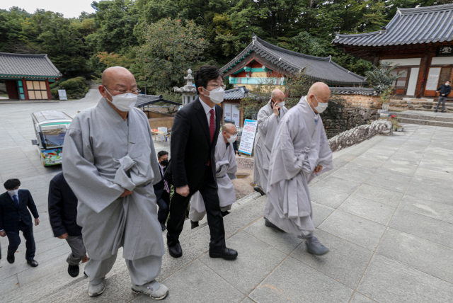 19일 오전 대구 팔공산 동화사를 찾은 국민의힘 유승민 대선경선후보가 스님들과 대웅전으로 향하고 있다. 안성완 기자 asw0727@imaeil.com