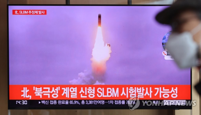 19일 오후 서울역 대합실에 설치된 모니터에서 북한의 단거리 탄도미사일 발사 관련 뉴스가 나오고 있다. 연합뉴스