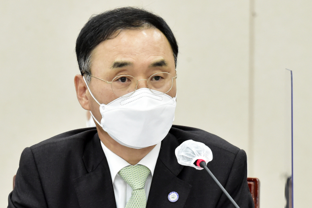 차정인 부산대 총장이 19일 오전 서울 여의도 국회에서 열린 국회 교육위원회의 경북대, 부산대, 전북대, 전남대, 제주대 등 지역 국립대와 경북대병원, 부산대병원, 전남대병원 등에 대한 국정감사에서 의원들의 질의에 답변하고 있다. 연합뉴스