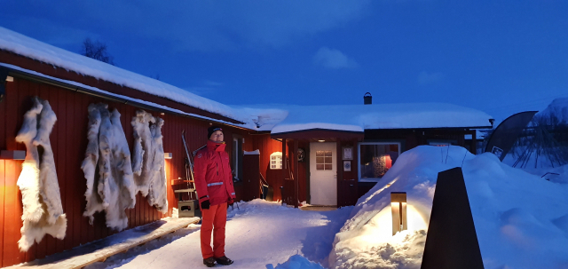 북극마을 아비스코의 게스트하우스는 흡사 겨울 산장 같은 모습으로 여행자를 맞이한다. 추우면 입으라는 순록 등 동물들의 모피가 걸려있어 눈길을 끈다.