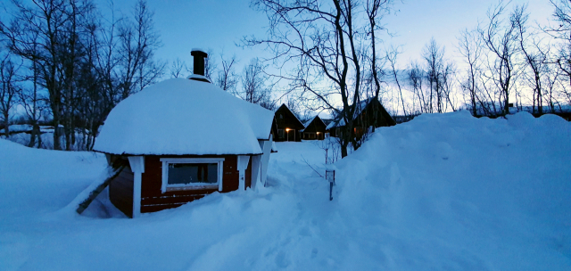 눈 속의 북극마을 아비스코는 라플란드의 아름다운 풍경을 제대로 감상하기에 좋은 작은 마을로 상주하는 주민수가 100명이 안 된다.