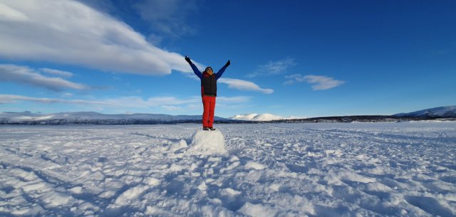 하얀 눈으로 지평선을 연 토르네트래스크 호수의 풍경은 한 장의 그림엽서 같다. 자연이 연출하는 멋진 풍광이 여행자를 참 넉넉하게 해준다.