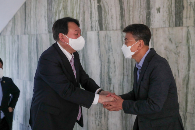 대선 주자인 윤석열 국민의힘 예비후보가 19일 오후 영남대학교에서 최외출 영남대 총장을 만나 