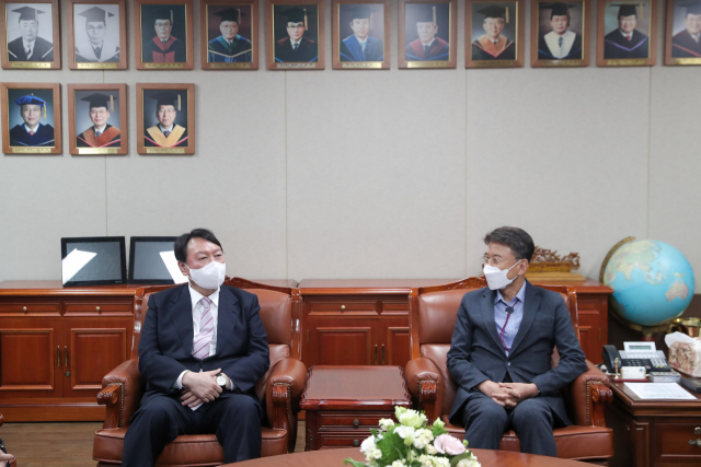 대선 주자인 윤석열 국민의힘 예비후보가 19일 오후 영남대학교에서 최외출 영남대 총장을 만나 