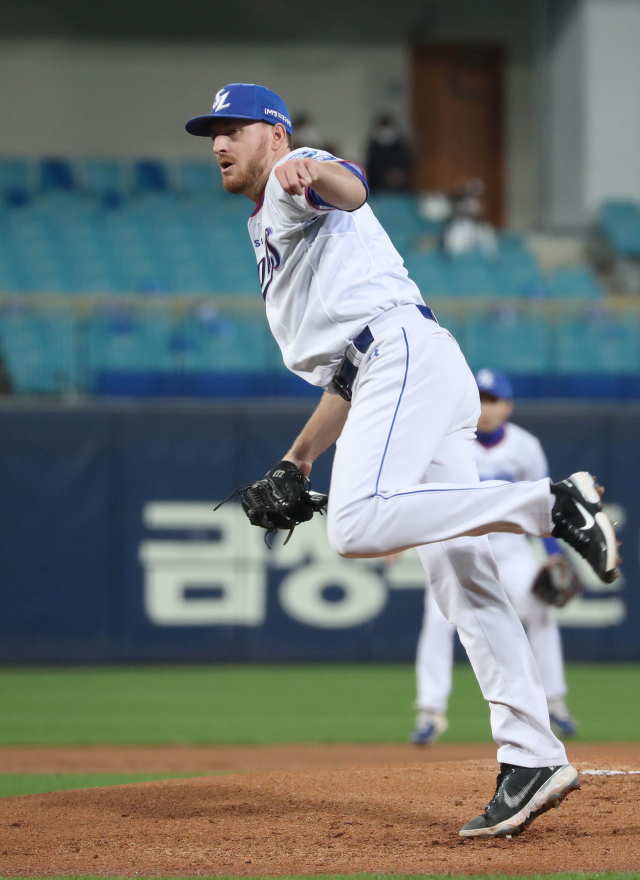 19일 대구삼성라이온즈파크에서 열린 삼성라이온즈와 두산베어스의 경기에서 삼성 선발투수 몽고메리가 역투하고 있다. 연합뉴스