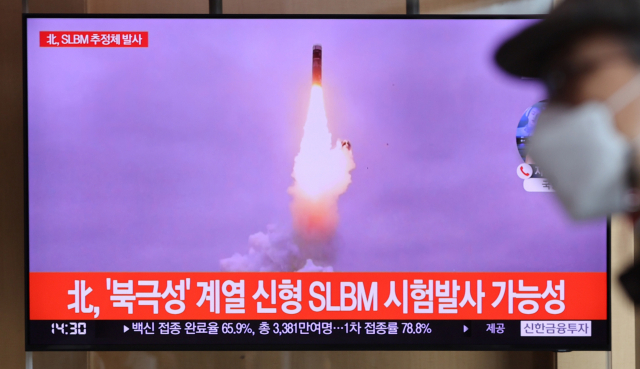 19일 오후 서울역 대합실에 설치된 모니터에서 북한의 단거리 탄도미사일 발사 관련 뉴스가 나오고 있다. 군 당국은 북한이 19일 발사한 단거리 탄도미사일이 잠수함발사탄도미사일로 추정된다고 밝혔다. 합동참모본부는 이날 오후 