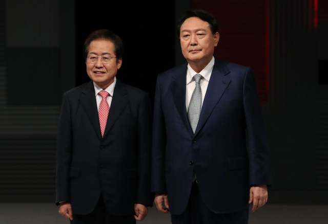 국민의힘 윤석열(오른쪽), 홍준표 대선 경선 후보가 15일 저녁 서울 마포구 상암동 MBC 사옥에서 열린 