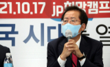 국민의힘 홍준표 대선 경선 후보가 지난 17일 서울 여의도 캠프 사무실에서 열린 최재형 전 감사원장 영입 행사에서 취재진의 질문에 답변하고 있다. 연합뉴스