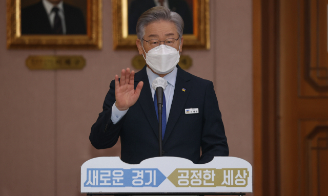 이재명 경기도지사가 20일 경기도 수원시 팔달구 경기도청에서 열린 국회 국토교통위원회의 경기도청에 대한 국정감사에서 선서하고 있다. 연합뉴스
