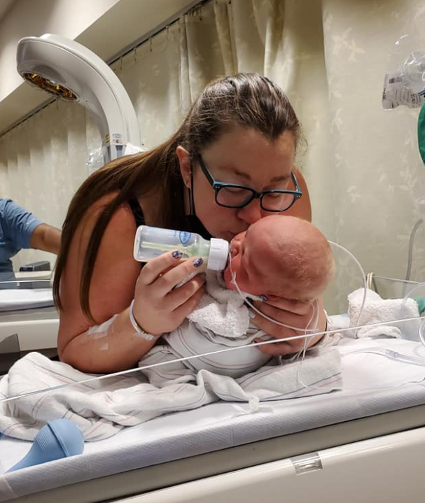 지난 4일 미국 애리조나주에서 6.35kg 초우량아로 태어난 아기 핀리와 엄마 캐리 파토나이 모습. 사진 캐리 파토나이 페이스북 캡처