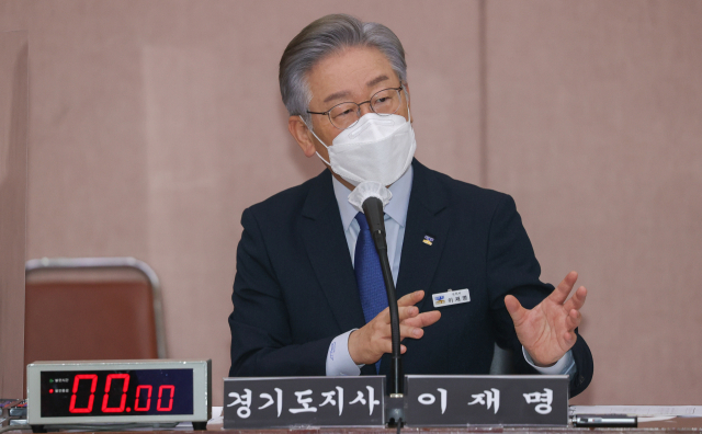 이재명 경기도지사가 20일 경기도 수원시 팔달구 경기도청에서 열린 국회 국토교통위원회의 경기도청에 대한 국정감사에서 질의에 답변하고 있다. 연합뉴스