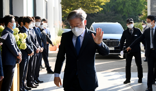 국회 국토교통위원회의 경기도에 대한 국정감사가 열리는 20일 오전 더불어민주당 대선 후보인 이재명 경기도지사가 경기도 수원시 경기도청으로 출근하고 있다. 연합뉴스